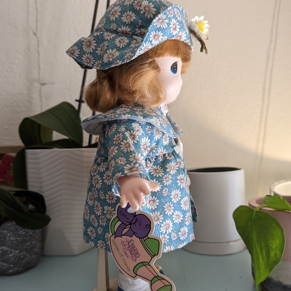 Precious Moments Doll & stand- Daisy #1458 · 1st edition w/ tag · Collectable. - Picture 4 of 6